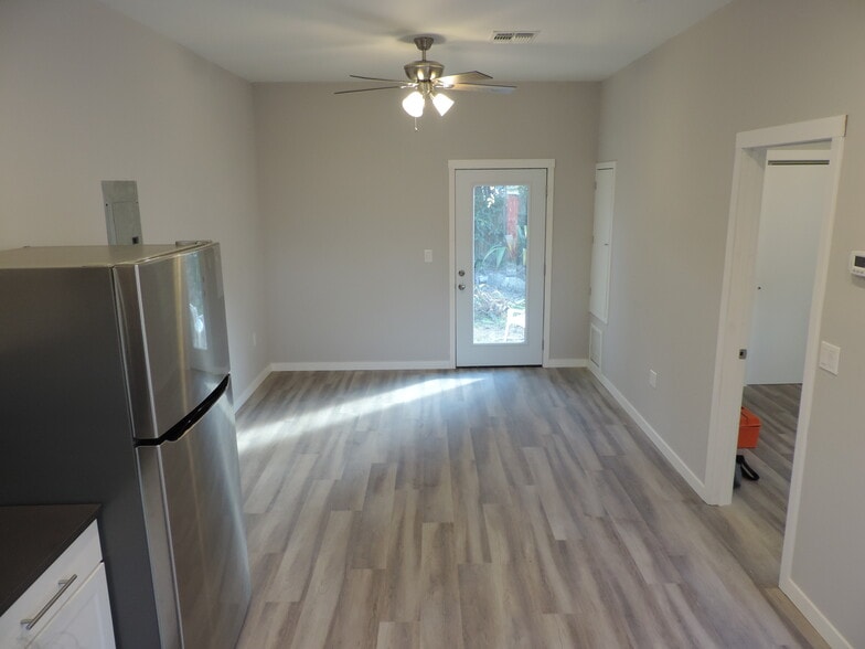 Building Photo - 2704 E Washington St