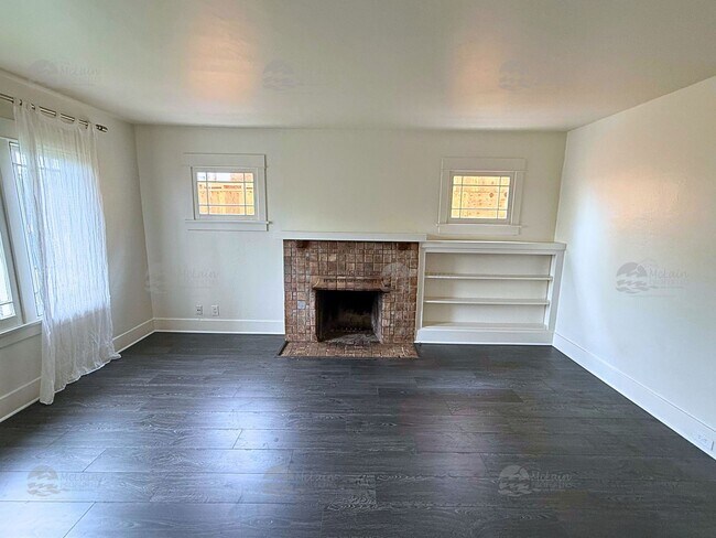 Building Photo - 304 N Rios Ave