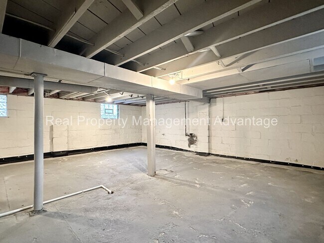 Building Photo - 310 W Hazelhurst St