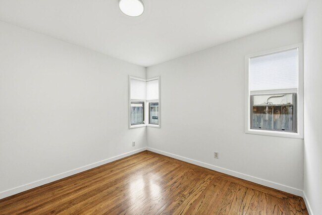 Building Photo - Charming single level family home located in sought after San Lorenzo Village.