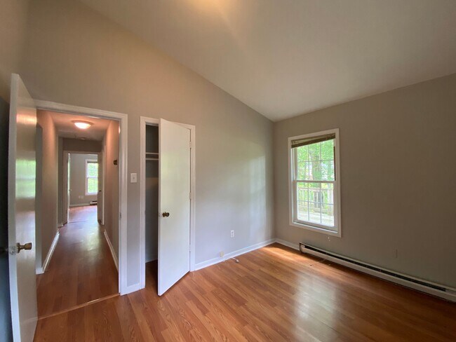 Building Photo - Spacious 3 BD, 1.5 BA Rancher off Brook Road Available in July