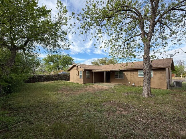 Building Photo - Charming 3 bedroom, 2 bathroom home near Kirby Park COMING SOON!