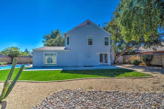 Building Photo - Offering 3 spacious bedrooms, 2.5 baths, l...