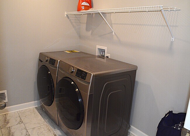 Building Photo - 1566 Edgebrook Ln