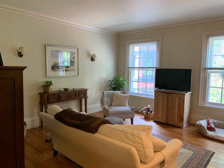 Building Photo - 45 Pinckney St