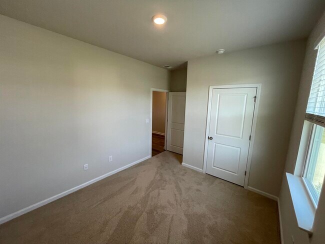 Building Photo - 5175 Yellowstone Dr