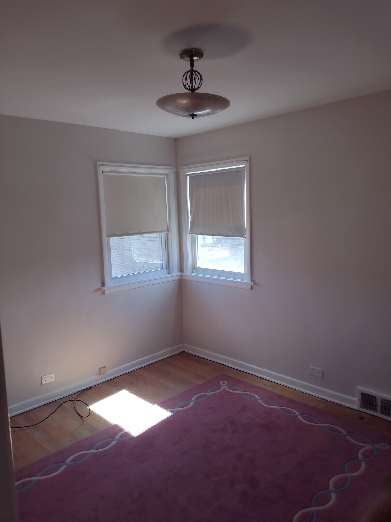 Mid-sized bedroom - 5617 N Christiana Ave