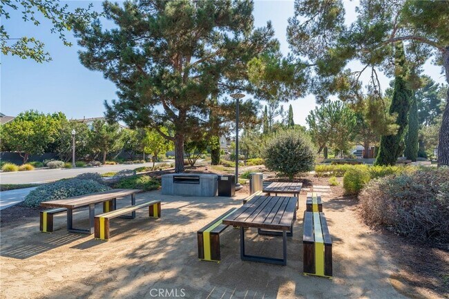 Building Photo - 102 Spectacle