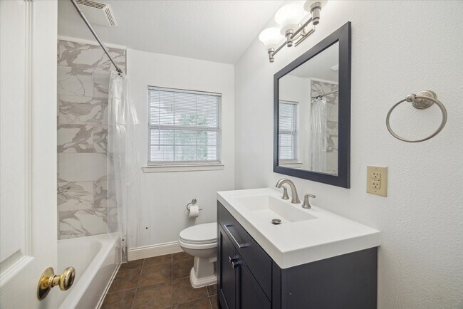 Building Photo - 10 Pom Ct