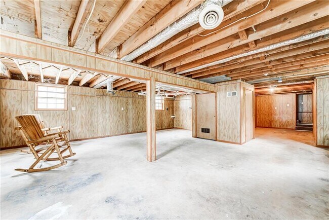 Building Photo - 770 Pine Lake Dr NW