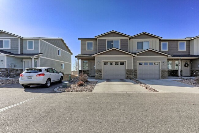 Building Photo - 3 Bedroom 2 1/2 Bath Townhome in Wellington