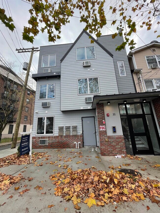 Building Photo - 31 Court House Pl