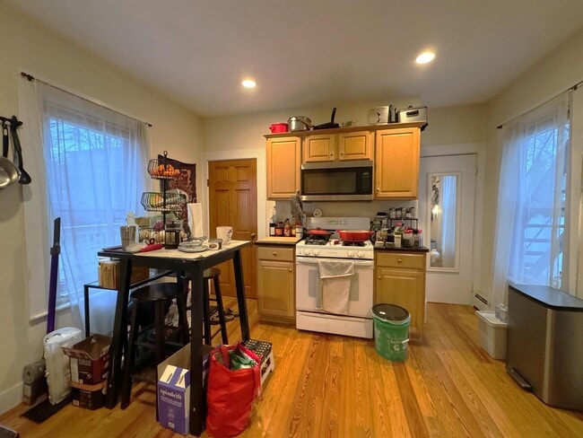 Building Photo - 40 Chester St