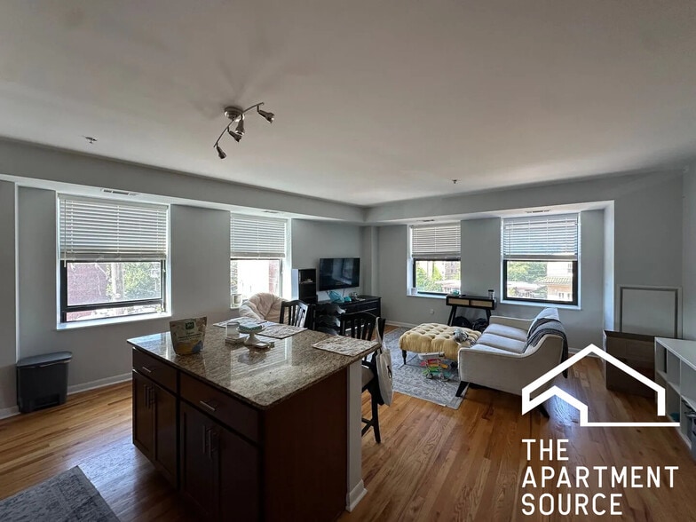 Building Photo - 1337 W Fargo Ave