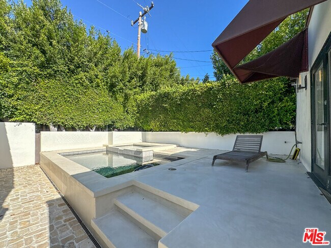 Building Photo - 345 Westbourne Dr