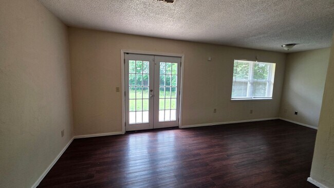 Building Photo - 3 Bed 1 bath home in MWC.
