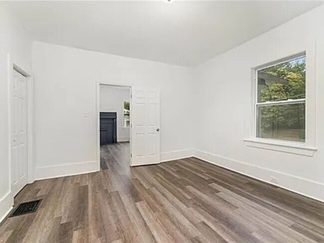 Building Photo - Charming Fully Renovated Cottage Minutes from Downtown!