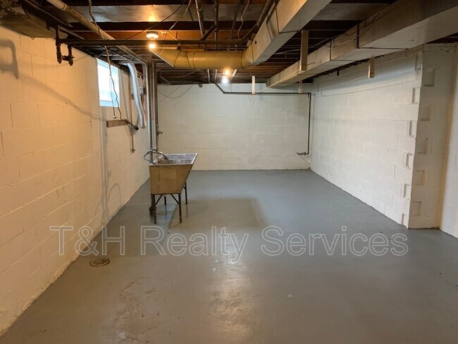 Building Photo - 5166 Winthrop Ave