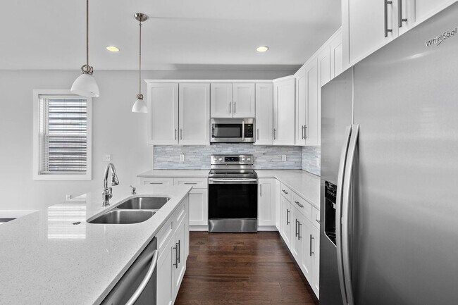 Building Photo - Available Now! 4 Bed, 3.5 Bath, Convenient Charlotte Park location!