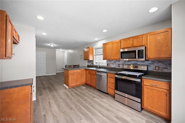 Building Photo - 3031 Logan Ln N