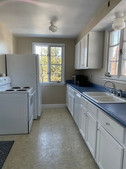 Building Photo - 20 E Sharon Rd