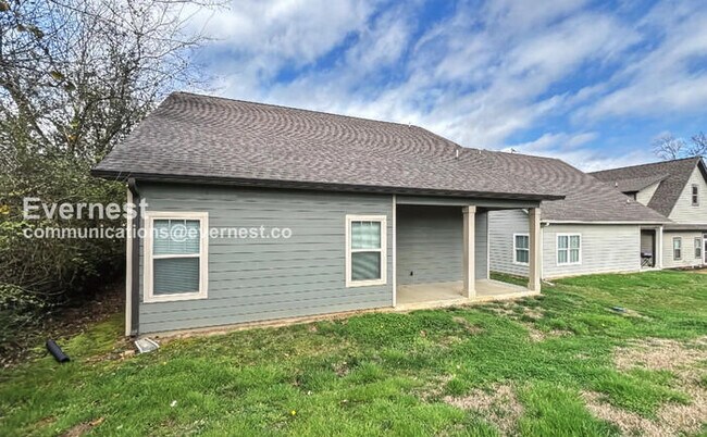 Building Photo - Spacious 3 Bed, 2.5 Bath Home with 2 Car Garage