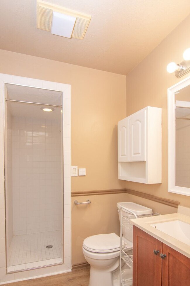 Building Photo - Really Nice 4 bedroom 3 Bath Home on Spacious Lot!