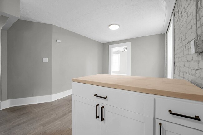 Building Photo - 361 S Harris Ave