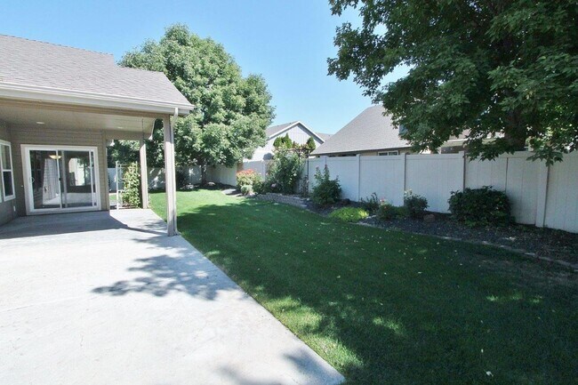 Building Photo - Stunning Home w/Open Floor-plan