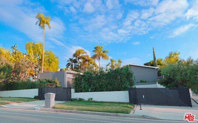 Building Photo - 8400 Mulholland Dr
