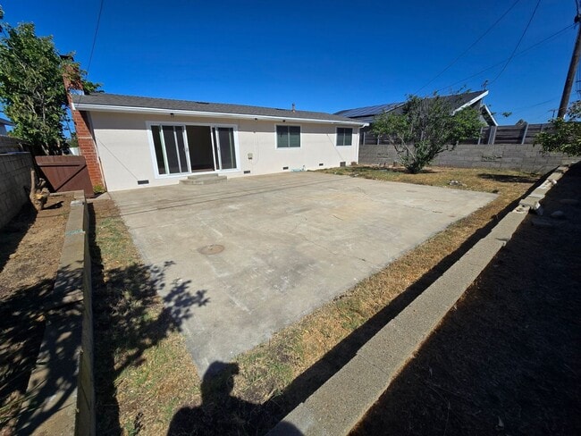 Building Photo - Charming 3-Bedroom, 2-Bath Home in Desirab...