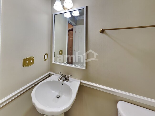 Building Photo - 1007 Vanguard Dr