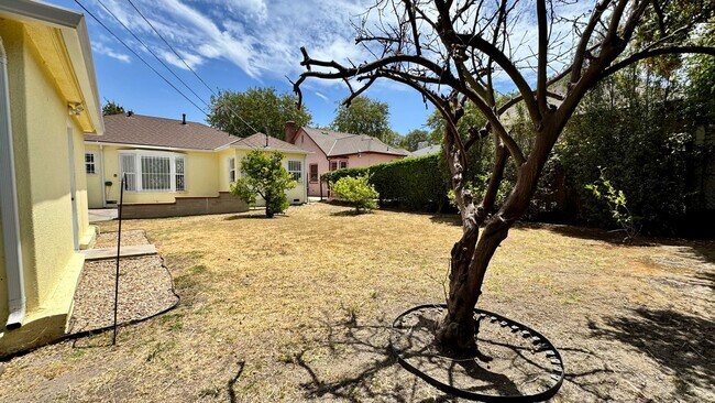 Building Photo - Charming House  with Large yard