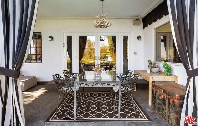 Building Photo - 1514 Sunset Plaza Dr