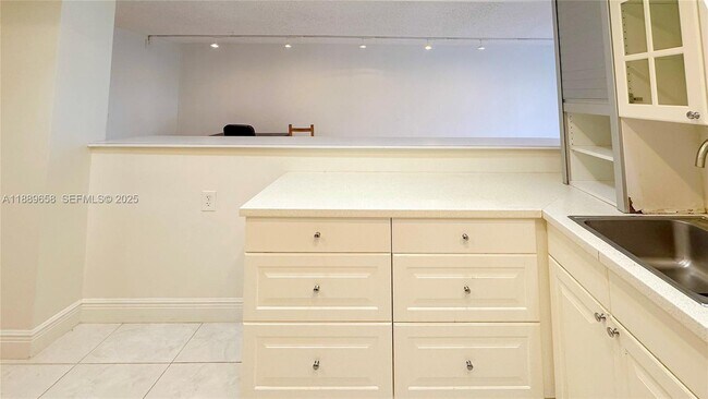 Building Photo - 800 Parkview Dr