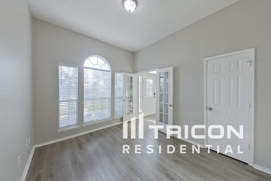 Building Photo - 521 Spicewood Dr