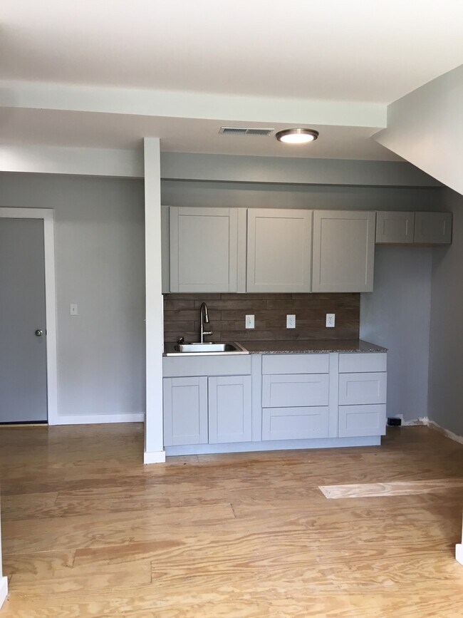 Building Photo - 2 Bedroom/1 Bath