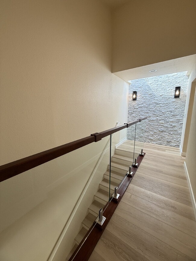 Building Photo - Fully Remodeled Bellevue Condo Available Now!