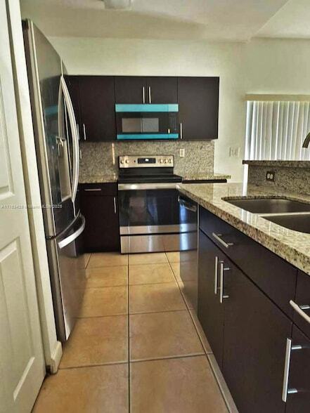 Building Photo - 1555 NE 33rd Rd