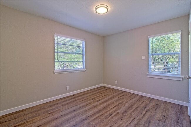 Building Photo - 401 Hedgewood Dr