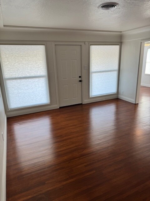 Building Photo - 2230 Alta Vista Dr