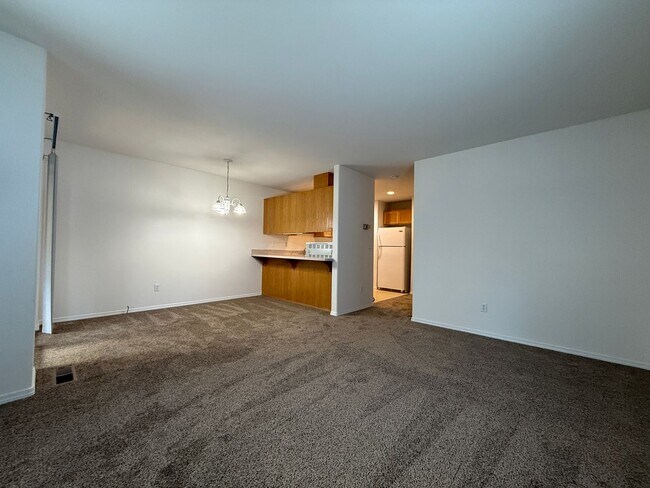 Building Photo - CHECK OUT THIS SPACIOUS TOWNHOUSE IN REDMO...