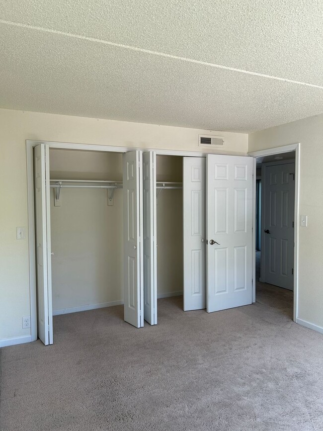 Building Photo - 2 Bedroom Corner Condo Available at Spanis...