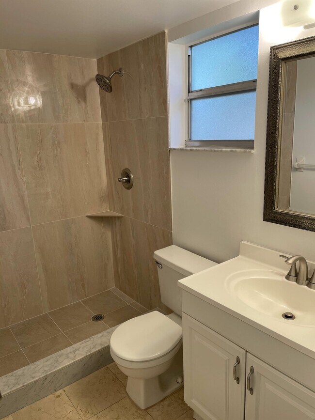 Building Photo - 102 Gardens Dr