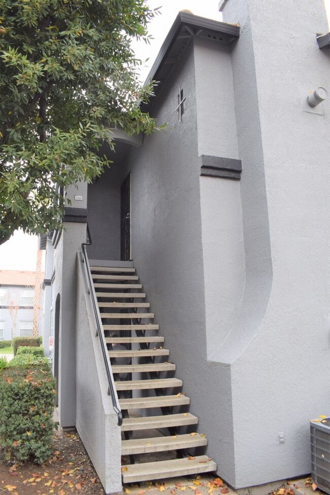 Building Photo - 5201 Laguna Oaks Dr