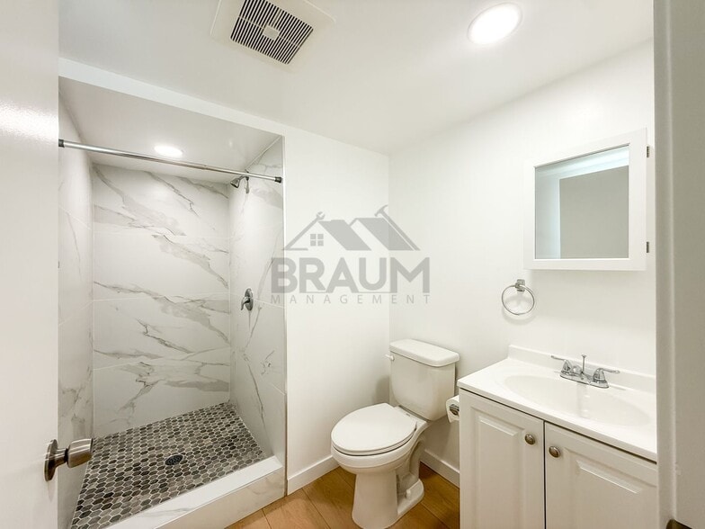 Building Photo - 15634 Leadwell St