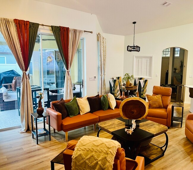 Building Photo - 1405 W River Ct