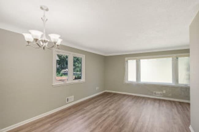 Building Photo - Large 5 Bed | 2 Bath House W/ Fenced Yard ...