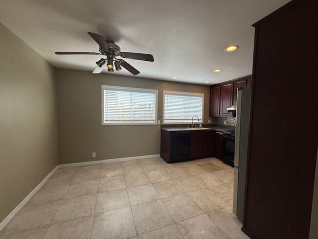 Building Photo - Cozy 2 bedroom, 2 bathroom town home in Wo...
