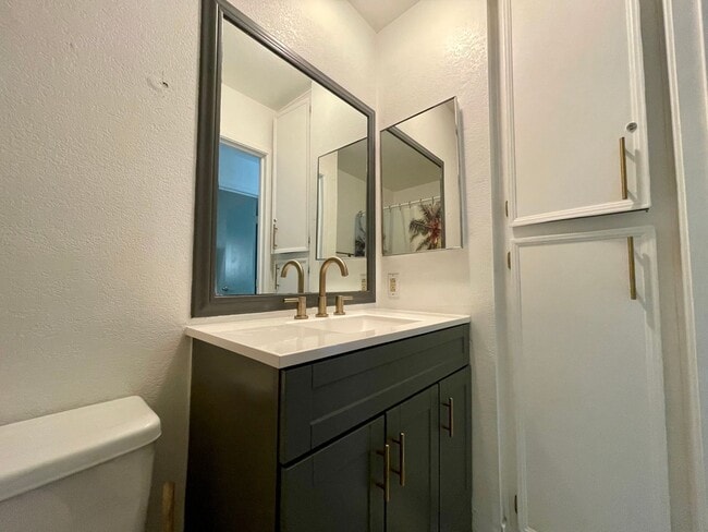 Building Photo - AVAILABLE NOW 1 Bedroom 1 Bathroom Palm Sp...